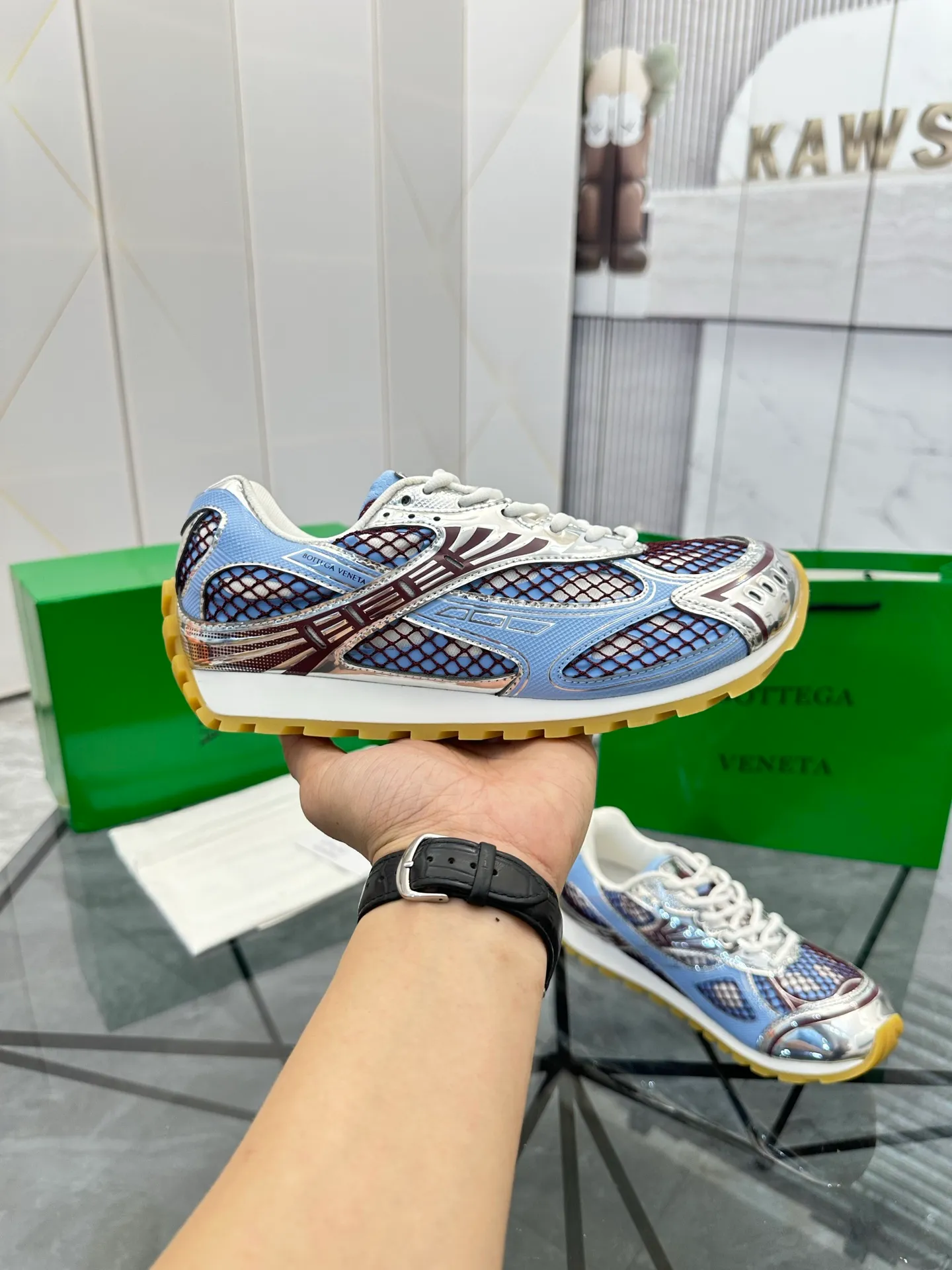 Factory men's shoes 💰: 620💰 (top version) BV Orbit sneakers Wang Yibo's same style couple's dad shoes Runner sneakers, made of lightweight technical mesh fabric. Matched with geometric pattern designed rubber outsole Wang Zha series high version Look for the package craftsmanship The actual height is much higher, but the legs are still slim. Very nice and playable and durable Matching to the standard 💯 Package shoe technology Look for the high version The outsole is made of color-blocked TPU outsole Women's model 35 36 37 38 39 40 41 (40 41 customized) Men's model 38 39 40 41 42 43 44 45. (Customized size 38 45.46) No. H345